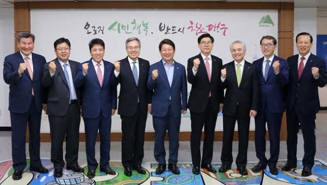 지방 살리기에 나선 DGB대구은행 박인규 은행장, 농협 이경섭 은행장, KEB하나은행 함영주 은행장, 전국은행연합회 하영구 회장, 권영진 대구시장, 우리은행 이광구 은행장, SC제일은행 박종복 은행장, 한국씨티은행 박진회 은행장, IBK기업은행 김도진 은행장.(왼쪽부터) DGB대구은행 제공