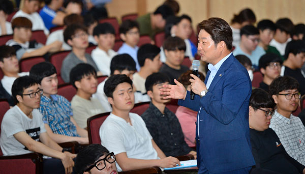 권영진 대구시장이 22일 오후 영남이공대 천마스퀘어에서 재학생 및 교직원 300여 명을 대상으로 대구의 현안과 미래에 대한 고민을 담은 