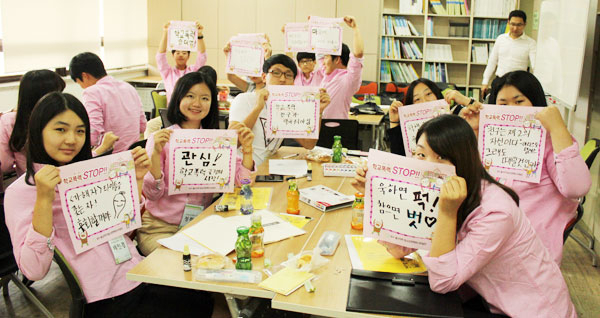 봉사와 동아리 활동에 참여하는 청소년들이 행복감이 높고 자신의 적성과 흥미에 더 큰 관심을 갖는다는 연구 결과는 주목할 만하다. 사진은 학교폭력 예방 캠페인을 위한 준비 작업을 하고 있는 대구시청소년참여위원회 위원들. 대구시청소년활동진흥센터 제공