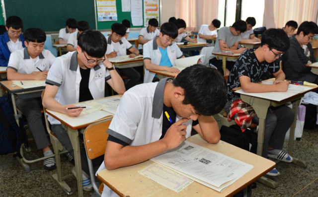 지난 1일 대구 대륜고등학교 3학년 학생들이 6월 전국연합학력평가 시험을 치르고 있다. 정운철 기자 woon@msnet.co.kr