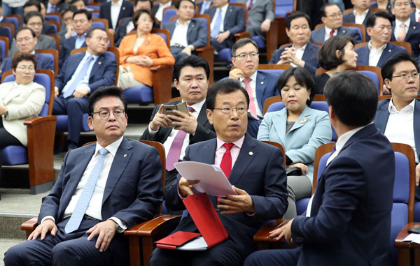 정우택(왼쪽) 자유한국당 대표 권한대행 겸 원내대표와 이현재 정책위의장(가운데), 김선동(오른쪽) 원내수석부대표가 12일 오전 국회에서 열린 의원총회에서 대화하고 있다. 연합뉴스