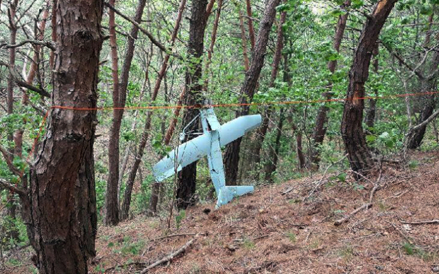 지난 9일 강원도 전방 지역 야산에서 발견된 북한군 무인기로 추정되는 비행체. 경북 성주의 주한미군 사드 배치 부지까지 정찰한 것으로 확인됨에 따라 북한 무인기 위협에 대한 우려가 커지고 있다. [합참 제공=연합뉴스]