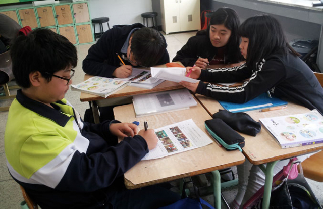 경서중의 프로젝트 수업 시간에 학생들이 머리를 맞대고 학교 공동체 문제의 원인과 해결 방안을 마련하고 있다. 경서중 제공