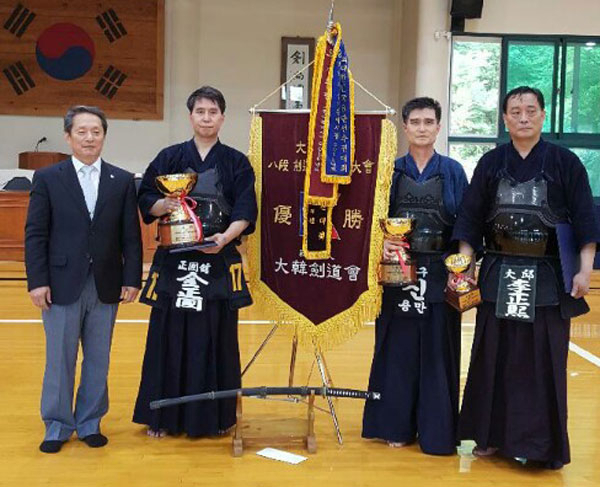 1일 열린 제7회 대한민국 8단 검도선수권대회에서 대구가 메달을 석권했다. 왼쪽부터 방규건(8단) 8단대회 해설위원과 우승을 차지한 김정국 8단, 준우승 신용만 8단, 감투상을 받은 이정희 8단. 대구시검도회 제공