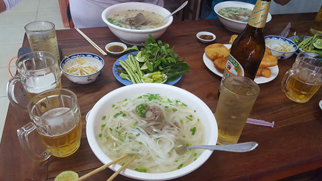 비엔티엔서 유명한 푸동 쌀국수 전문 식당.