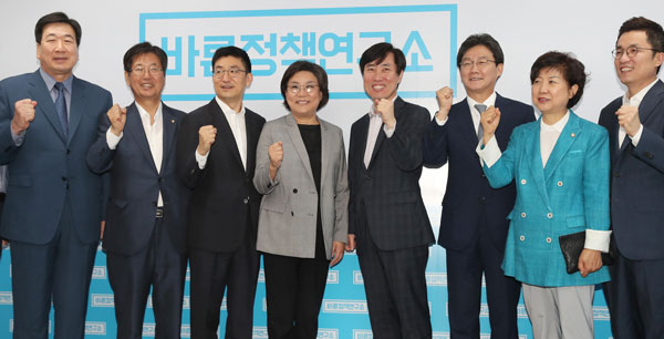 바른정당의 싱크탱크인 바른정책연구소 개소식이 7일 오후 서울 여의도 정원빌딩에서 열렸다. 개소식에서 이사장을 맡은 이혜훈 대표와 소장을 맡은 김세연 정책위의장을 비롯한 참석자들이 기념촬영을 하고 있다. 왼쪽부터 전지명 대변인, 강길부 의원, 김세연 정책위의장, 이혜훈 대표, 하태경 최고위원, 유승민