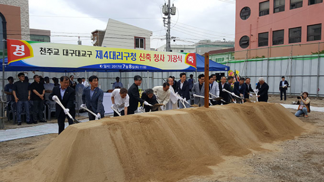 천주교대구대교구 제4대리구 신청사 기공식에서 사제단 및 내빈들이 안전 건립을 기원하며 첫 삽을 뜨고 있다. 신동우 기자