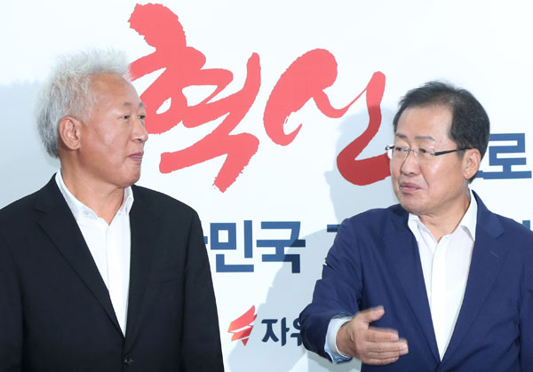 홍준표(오른쪽) 자유한국당 대표가 11일 오전 당사 회의실에서 열린 신임 주요 당직자 임명장 수여식에서 류석춘 혁신위원장에게 인사말을 권하고 있다. 연합뉴스