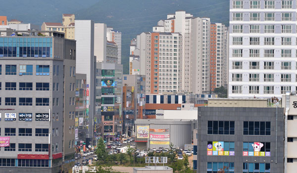 12일 오후 대구 테크노폴리스 아파트 단지 일대에 상가들이 줄지어 들어서 있다. 김영진 기자 kyjmaeil@msnet.co.kr