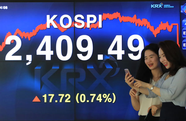 코스피가 전날보다 17.72포인트(0.74%) 오른 2,409.49에 거래를 마친 13일 오후 서울 여의도 한국거래소에서 직원이 코스피를 확인하고 있다. 연합뉴스