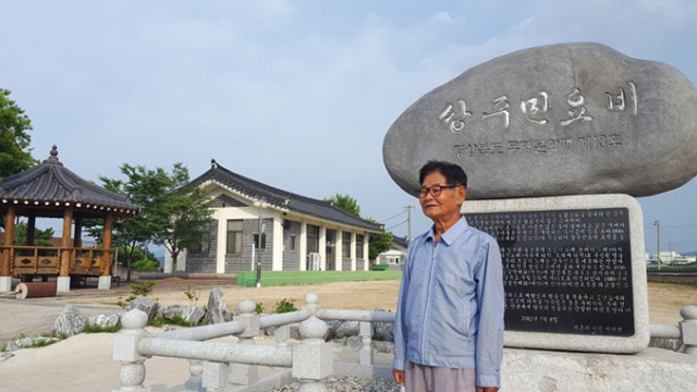 경북도지정 무형문화재 보유자인 상주민요 선소리꾼 육종덕 옹이 마을 초입에서 민요 한 자락을 뽑아내고 있다.