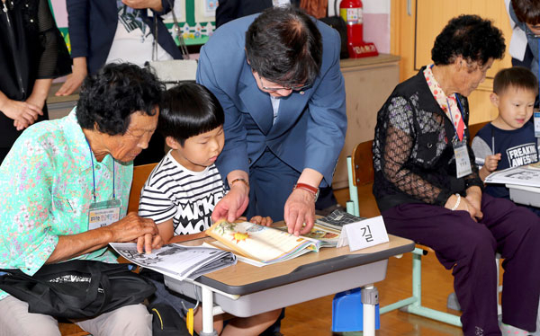 한글을 배우지 못해 평생 한이 된 어르신들을 위해 안동시는 매년 