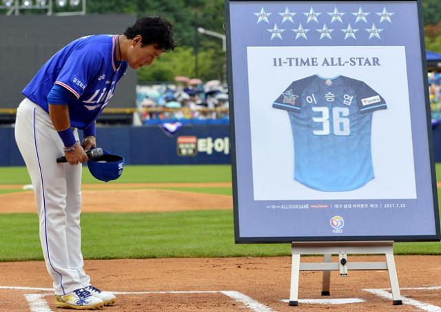 15일 대구 삼성라이온즈파크에서 열린 프로야구 올스타전에서 삼성 이승엽이 KBO 측에서 선물한 헌정 유니폼을 받은 뒤 팬들에게 인사를 하고 있다. 성일권 기자 sungig@msnet.co.kr