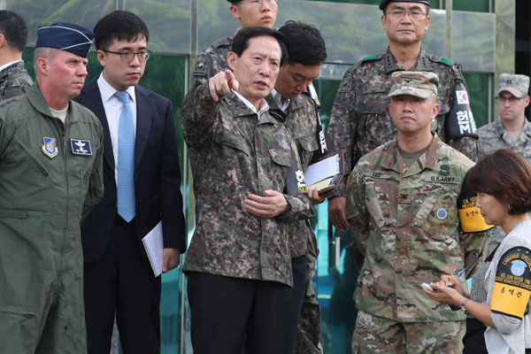 송영무 국방부장관이 15일 오후 판문점을 방문해 공동경비구역 일대를 둘러보고 있다. 연합뉴스