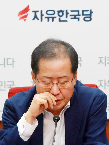 자유한국당 등 야당이 한미 자유무역협정(FTA) 재협상 문제와 정부의 탈(脫)원전 정책으로 논점을 옮겨 정부와 여당을 압박할 분위기다. 홍준표 한국당 대표가 20일 오후 서울 여의도 자유한국당 당사에서 열린 최고위원회의에서 잠시 생각에 잠겨 있다. 연합뉴스