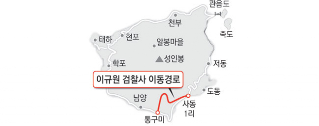 이규원 검찰사가 사동에서 넘어와 통구미 해안으로 내려갔을 골짜기 모습이다. 길 양옆으로 가파른 산비탈에 부지갱이나물 밭이 펼쳐져 있다. 사진 가운데 보이는 바위 쪽이 통구미 해안이다.