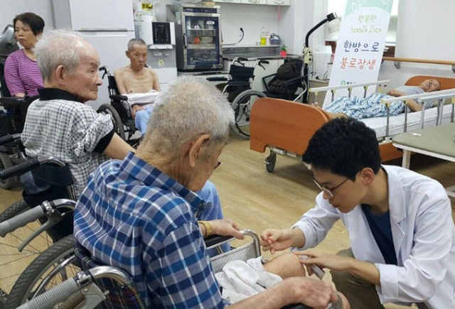 요양시설에 입소한 한 노인이 한의사에게 침 치료를 받고 있다. 봉화군 제공