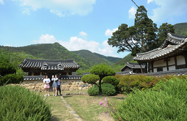 대구 동구 둔산동 옻골마을은 공산야행의 출발점이자 도착지이다. 마을 곳곳에 고택과 옛길, 돌담이 남아있다. 숙박과 전통문화 체험을 할 수 있다. 한복을 입고 다도와 예절 교육, 떡메치기, 한지공예 등을 접할 수 있다. 대구 동구청 제공