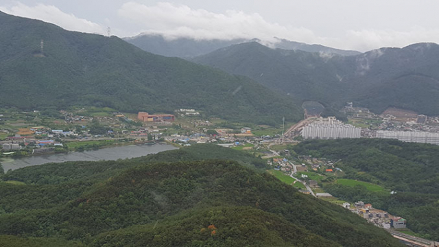 구미 천생산은 삼면이 가파른 능선, 절벽으로 둘러싸여 있어 