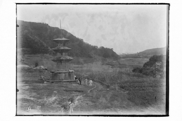 경주 감은사지 삼층석탑에 이 마을 주민으로 보이는 사람이 걸터 앉아 있다. 신라 문무대왕이 삼국통일을 이뤄준 부처님께 감사하는 마음으로 지었다는 이 절은 1962년에 국보로 정해졌다.