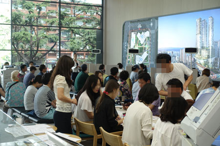 대구 수성구 투기과열지구 지정 이후 분양권 전매 제한 등 세부 규제 내용에 대한 궁금증이 커지고 있다. 지난 5월 분양한 범어네거리 서한이다음 모델하우스 현장. (주)서한 제공