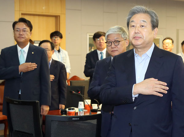 자유한국당과 바른정당 핵심 인사들이 토론회나 물밑 접촉 등을 통해 내년 지방선거를 앞두고 양당 통합의 불씨를 키우고 있다.김무성 바른정당 국회의원과 정진석 한국당 국회의원이 7일 오전 국회 의원회관에서 개최된 열린토론 미래 2차 토론회 