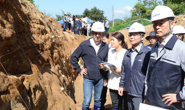 경주 지진 1년을 맞아 월성원전 등을 방문한 백운규(오른쪽) 산업통상자원부 장관이 12일 오전 경주시 내남면 단층조사 현장을 살펴보고 있다. 산업통상자원부 제공