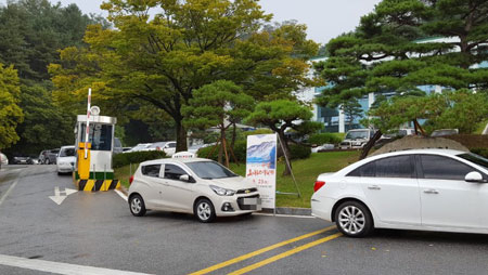 영주시청 출입구에 불법 주차 차량이 늘어서 있어 주차대란을 격고 있다. 하지만 지난해 설치한 주차관제시스템은 1년째 방치되고 있다. 마경대 기자