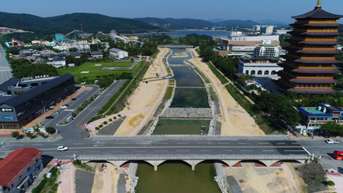 경주시가 4년 동안 120억원을 들여 새롭게 정비한 생태하천 