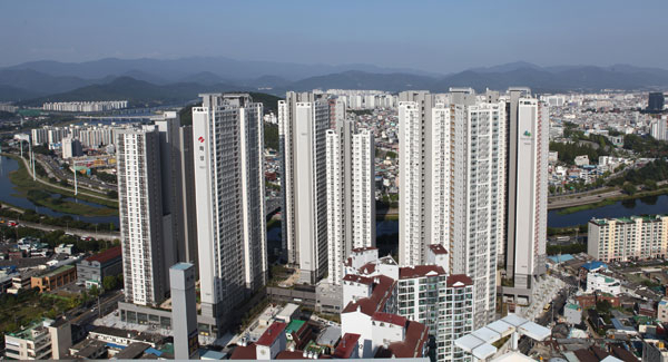 신천변 랜드마크 단지로 주목받고 있는 침산화성파크드림 내외부 전경. 화성산업 제공