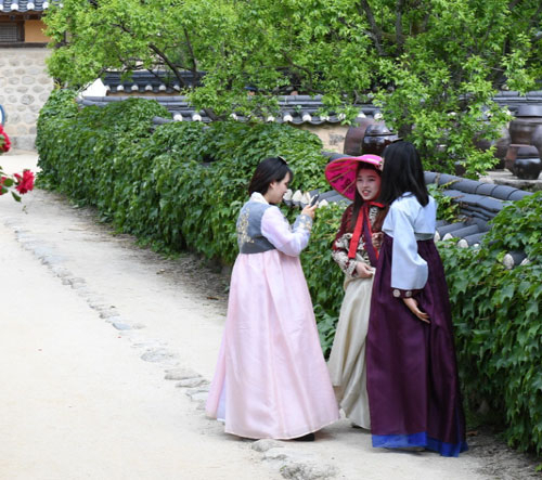 영주 선비촌 죽계루 앞 체험부스에서는 전통 한복 체험과 함께 송편비누 만들기, 배시댕기 머리띠 만들기, 떡메치기, 전통 민속놀이 등 체험행사가 마련된다. 영주시 제공