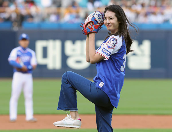 3일 오후 대구 삼성라이온즈파크에서 열린 2017 타이어뱅크 프로야구 넥센 히어로즈와 삼성 라이온즈의 경기. 이날 은퇴식을 하는 삼성 이승엽을 기념해 부인 이송정씨가 시구를 하고 있다. 2017.10.3 /연합뉴스