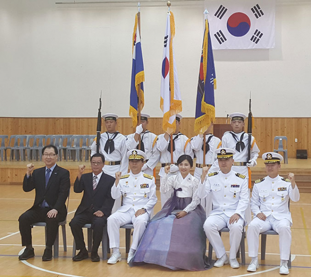 지난달 28일 진해 해군잠수함사령부에서 열린 1천800t급 신돌석함 부대 창설 기념식에 하성찬 영덕부군수와 신돌석 장군의 후손 신재식 씨 등이 참석해 축하했다. 영덕군 제공