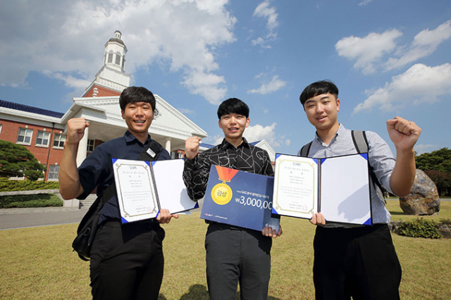 계명대 학생들이 SAS 빅데이터 분석 공모전에서 금상을 수상했다. 왼쪽부터 이원석·최인혁·이우창 씨.