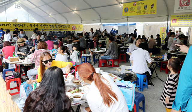 지난해 횡성한우축제장을 찾은 수많은 인파. 다채로운 공연이 펼쳐지며 관광객의 이목을 사로잡았다. 횡성군청·강원일보 제공