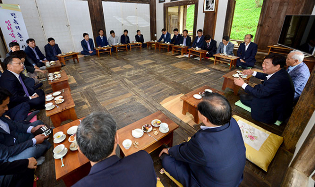 12일 경상북도 간부공무원들이 안동 임청각 군자정에서 간부회의를 진행하고 있다. 경북도 제공