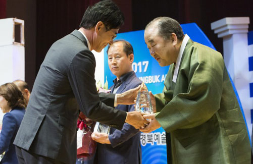 이재업(오른쪽) 사단법인 유교문화보존회 이사장이 13일 봉화청소년센터에서 열린 