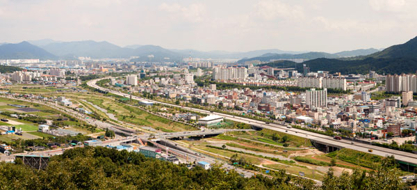 구미정에서 바라본 구미시내 전경. 구미시는 무한한 발전 잠재력을 바탕으로 한국경제를 선도하는 경북의 중심도시이다. 내륙 최대의 첨단산업단지를 기반으로 세계와 호흡을 같이해 나가는 세계 속의 명품도시로 인구 50만 시대를 목표로 발전을 거듭하면서 그린시티 평가 전국 1위, 전국 복지정책평가 11년 연속 우수기관 선정, 한국 지방자치 경쟁력 평가 전국 종합 1위 등 대내외 평가에서 우리나라를 선도하는 도시로 공인받고 있다.