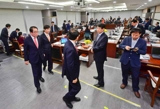 26일 대구지방국세청에서 열린 대구지방국세청, 한국은행 대구경북본부에 대한 국정감사에서 추경호, 김광림 등 자유한국당 의원들이 