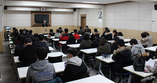 수석학사에 선발된 신입생들이 기숙사 생활 전반에 관한 안내를 듣고 있다. 상주고 제공