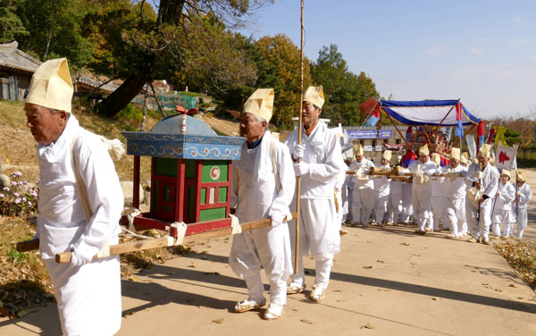 (사)나라얼연구소 주최로 열린 제4회 전통상례문화 국제학술대회 프로그램 중 하나로 4일 경산 무학산 경산상엿집 마당에서 4대째 120여년을 이어온 달성군 설화리 전통 상여행렬이 재연됐다. 성일권 기자 sungig@msnet.co.kr