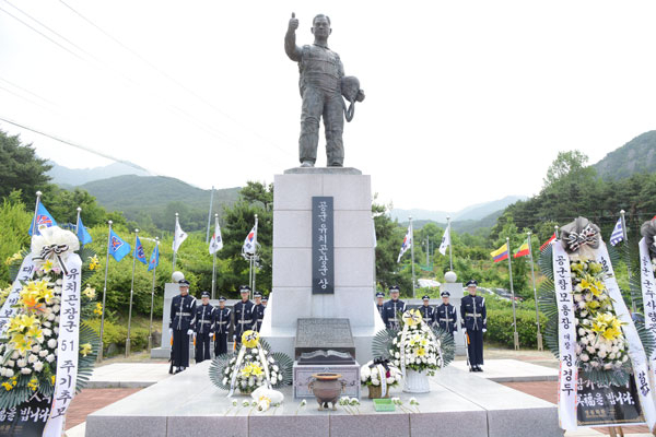 달성군과 유치곤장군호국정신보존회는 매년 6월 유가면 비슬산 입구에 조성된 유치곤 장군 호국기념관에서 기념행사를 갖는다. 이 행사에는 공군 블랙이글스 비행단(T-50기 8대)이 푸른 창공을 가르며 에어쇼를 펼쳐 유 장군의 넋을 기린다. 달성군 제공