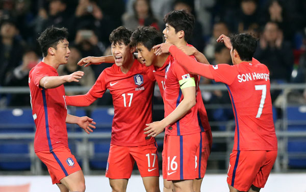 한국 축구대표팀의 구자철이 14일 울산 문수구장에서 열린 세르비아와의 평가전에서 동점골을 넣은 뒤 동료들과 기쁨을 나누고 있다. 연합뉴스