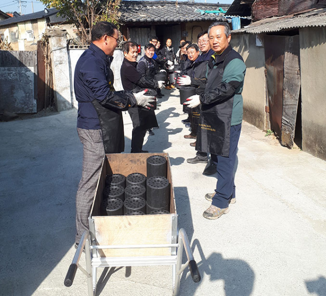 한국전기공사협회 경북도회 장현우 회장을 비롯한 회원들이 9일 경산 정평동에서 어려운 이웃을 위해 연탄배달 봉사활동을 하고 있다. 한국전기공사협회 경북도회 제공