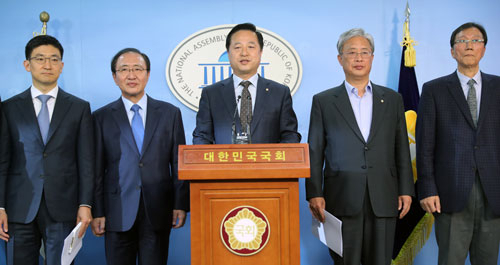 김세연 바른정당(왼쪽부터), 노회찬 정의당, 김두관 더불어민주당, 유성엽 국민의당, 이종배 자유한국당이 국회의원이 15일 오후 국회 정론관에서 기자회견을 열고 내년 6월 지방선거와 동시에 지방분권 개헌을 완수하겠다고 발표하고 있다. 연합뉴스