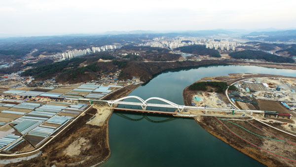 경상북도는 국내외 패러다임의 대전환, 새 정부 국정 운영에 대응해 현장중심, 4대 권역별 발전 전략을 추진하면서 북부권 발전을 위해 고강도 알루미늄 융합 신산업, 첨단 베어링산업 클러스터, 풍부한 자연환경을 기반으로 ICT융합 뉴투어리즘 기반 구축 등을 제시하고 있다. 사진은 도청권역 접근성을 높일 수 있는 중앙선복선전철화 사업 안동 구간 모습. 엄재진 기자