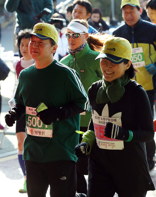 안철수 국민의당 대표와 부인 김미경 교수가 19일 오전 서울 노원구 창동교에서 열린 노원구청장배 마라톤대회 5㎞ 건강마라톤 부문에 출전해 주민들과 함께 달리고 있다. 연합뉴스