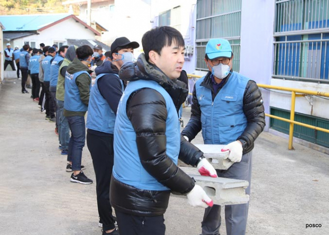 포스코패밀리 봉사단들이 포항 지진으로 파손된 가옥과 공공시설, 대피소 등을 찾아 복구활동에 구슬땀을 흘리고 있다. 포스코 제공