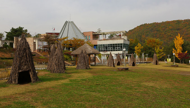 소나기 마을-곳곳 소설 재현, 문학관엔 황순원 유품과 영상 전시 주소: 경기도 양평군 서종면 소나기마을길 24 문의: 031)773-2299 이용시간: 11~2월 09:30~17:00, 3~10월 09:30~18:00(월요일, 1월 1일, 설