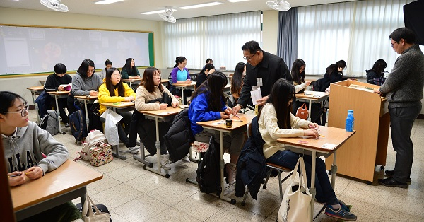 [자료사진]2018학년도 대학수학능력시험이 치러진 23일 오전 대구 정화여자고등학교 시험장에서 수험생들이 차분하게 1교시 시험준비를 하고 있다. 정운철기자 woon@msnet.co.kr